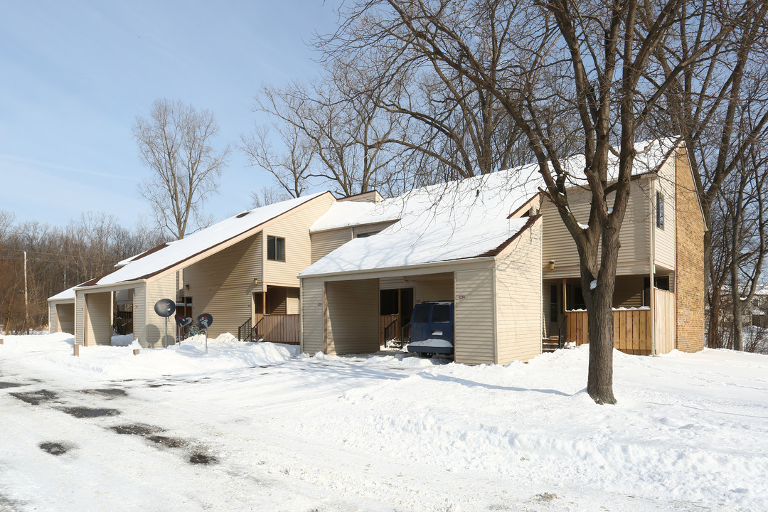 Edgewood Village in East Lansing, MI - Building Photo