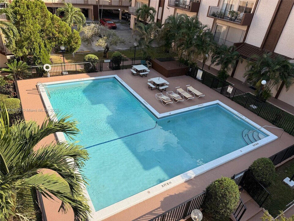 1950 W 54th St in Hialeah, FL - Building Photo