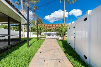 Palm Court at Wellington in Wellington, FL - Building Photo - Building Photo