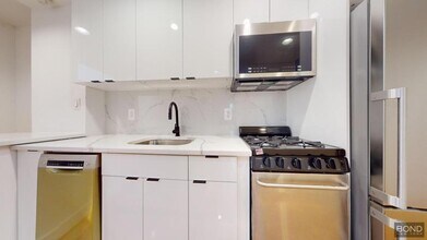 174 2nd Ave in New York, NY - Building Photo - Building Photo