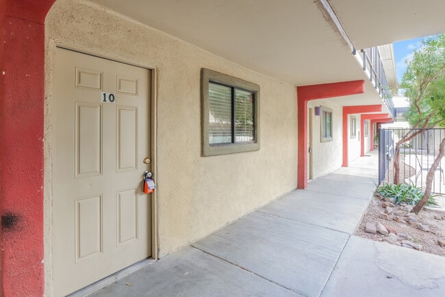 Miramonte Apartments in Tucson, AZ - Foto de edificio - Building Photo