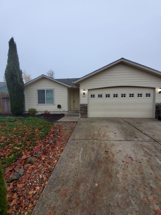 645 NE Whirlwind Dr in Albany, OR - Building Photo