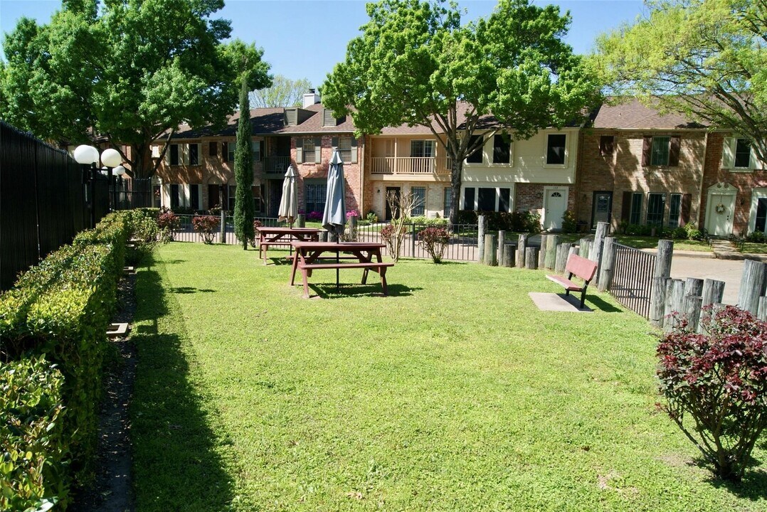 5801 Lumberdale Rd in Houston, TX - Building Photo