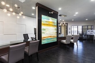 Flats at Perimeter Place in Atlanta, GA - Foto de edificio - Building Photo