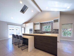 15424 Camarillo St in Sherman Oaks, CA - Building Photo - Building Photo