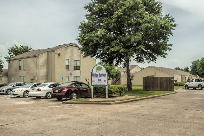 Willow Springs Apartments in Brookshire, TX - Building Photo - Building Photo