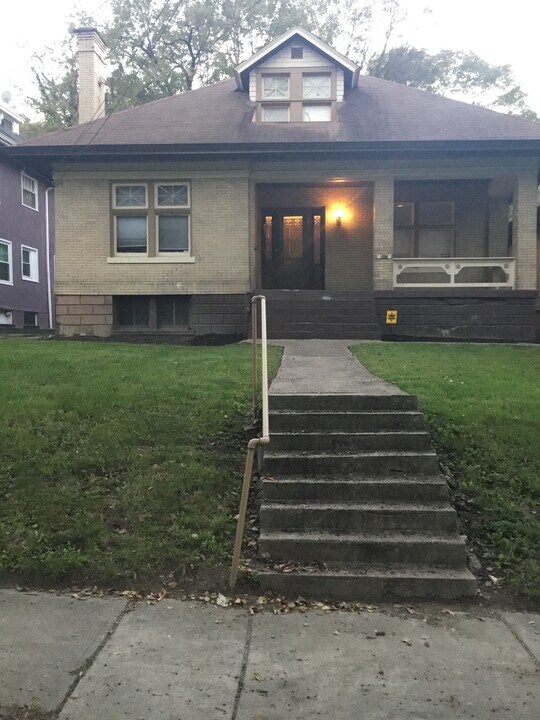 815 E Mitchell Ave in Cincinnati, OH - Building Photo