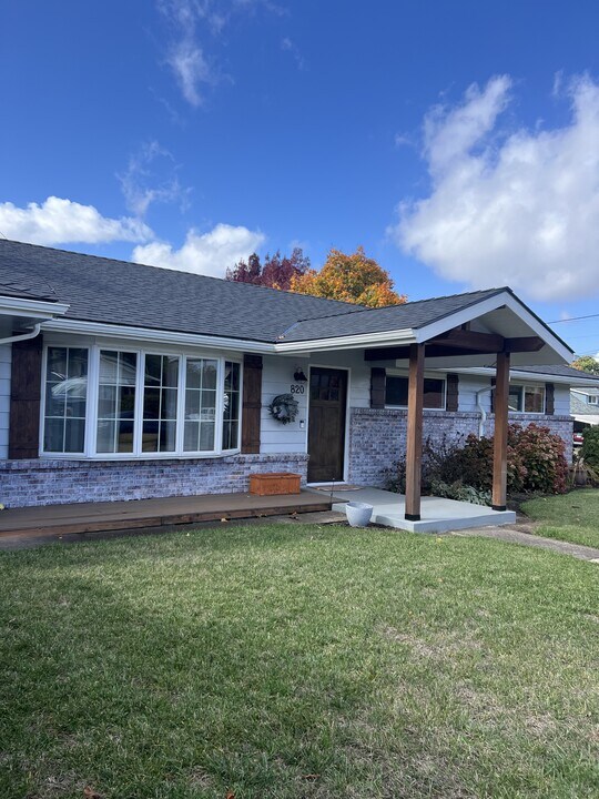 820 Takena St SW in Albany, OR - Building Photo