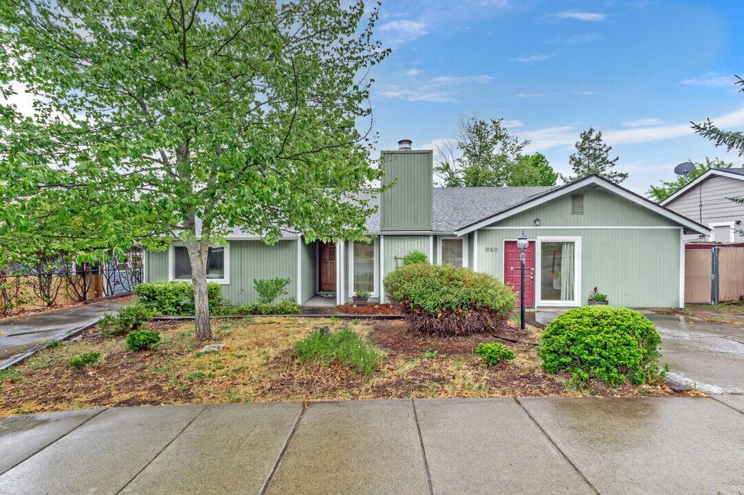 950 Tolman Creek Rd in Ashland, OR - Building Photo