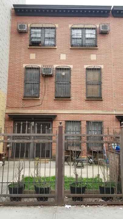 384 S 5th St in Brooklyn, NY - Building Photo