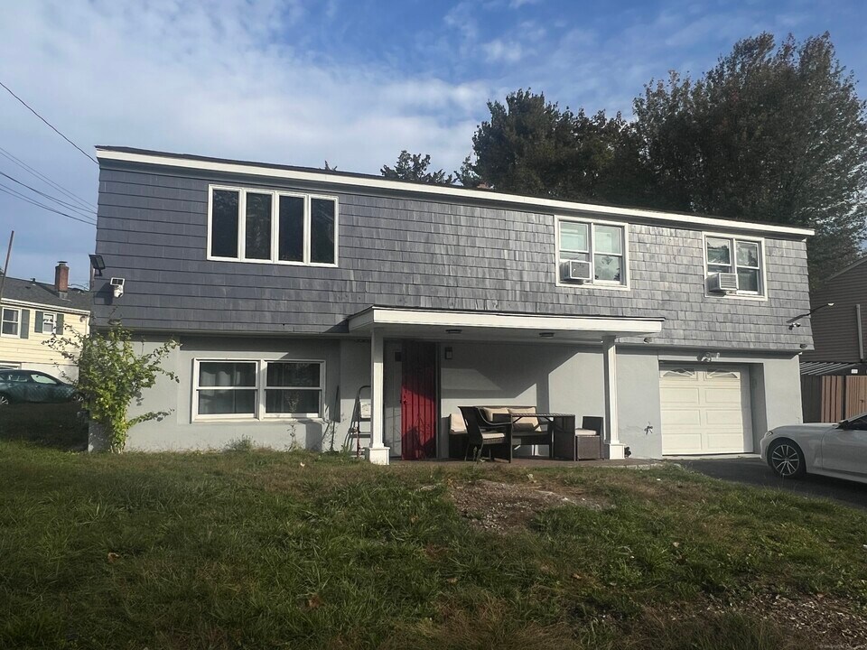 25 Grey Rock Rd in Bridgeport, CT - Building Photo