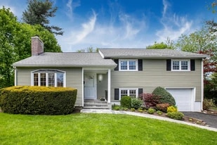 4 York St in White Plains, NY - Building Photo