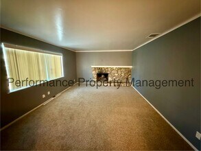 3612 Harvard Dr in Bakersfield, CA - Foto de edificio - Building Photo
