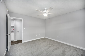 Greenbriar Apartments in Tampa, FL - Building Photo - Building Photo