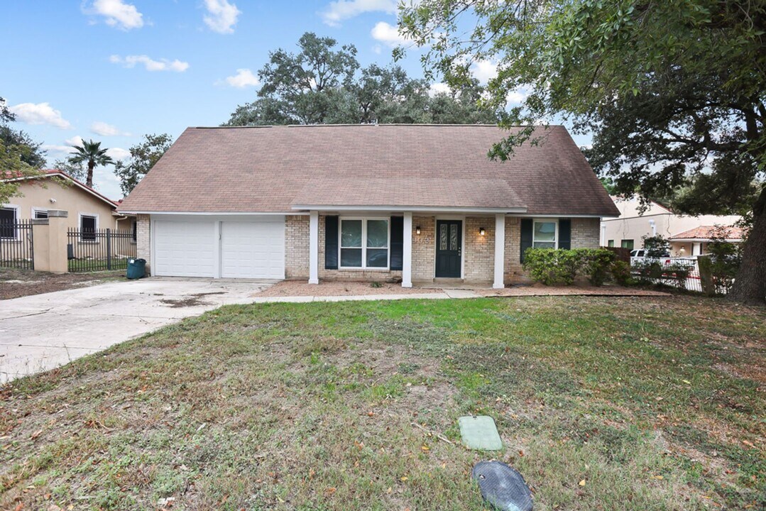 9902 Lorene in San Antonio, TX - Building Photo