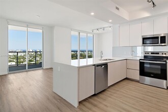 1500 Bay Rd in Miami Beach, FL - Building Photo - Building Photo