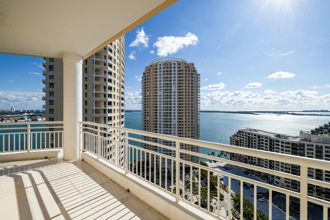 888 Brickell Key Dr in Miami, FL - Building Photo