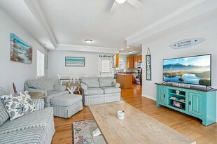 7 F St in Hampton, NH - Building Photo