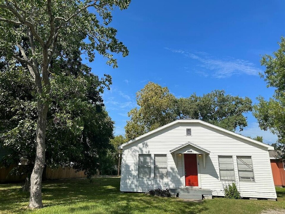 704 15th Ave N-Unit -1 in Texas City, TX - Building Photo