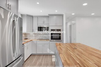 7600 SE Crystal Springs Blvd in Portland, OR - Building Photo - Building Photo