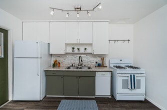 4821 Jumano Ave in San Diego, CA - Foto de edificio - Building Photo