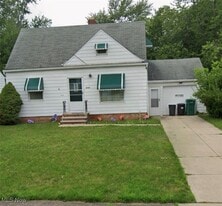 5202 Henry St in Maple Heights, OH - Building Photo