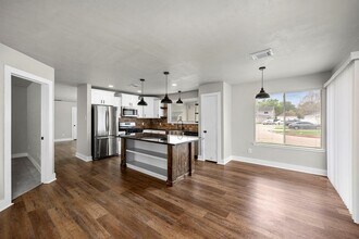 9758 Farrell Dr in Houston, TX - Foto de edificio - Building Photo