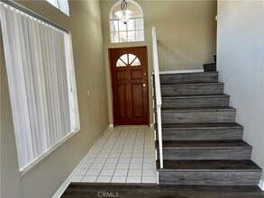 375 E Phillips Blvd in Pomona, CA - Foto de edificio - Building Photo