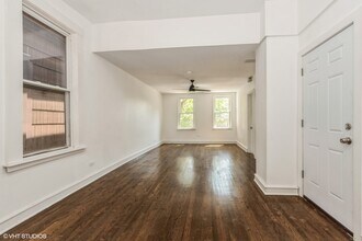 2102 W Roscoe St, Unit 2F in Chicago, IL - Building Photo - Building Photo