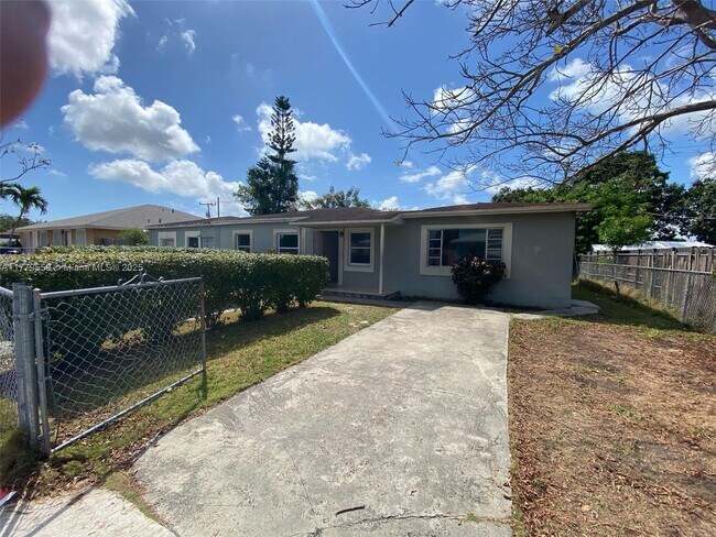 10470 SW 172nd St in Miami, FL - Building Photo - Building Photo