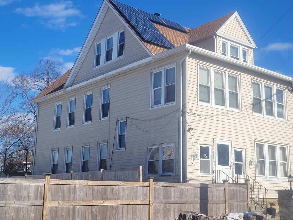 82 Lines Pl in Stratford, CT - Building Photo