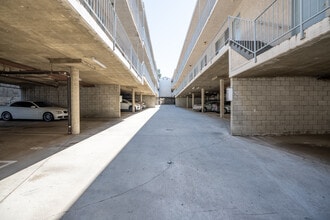 7762 Foothill Blvd in Tujunga, CA - Foto de edificio - Building Photo