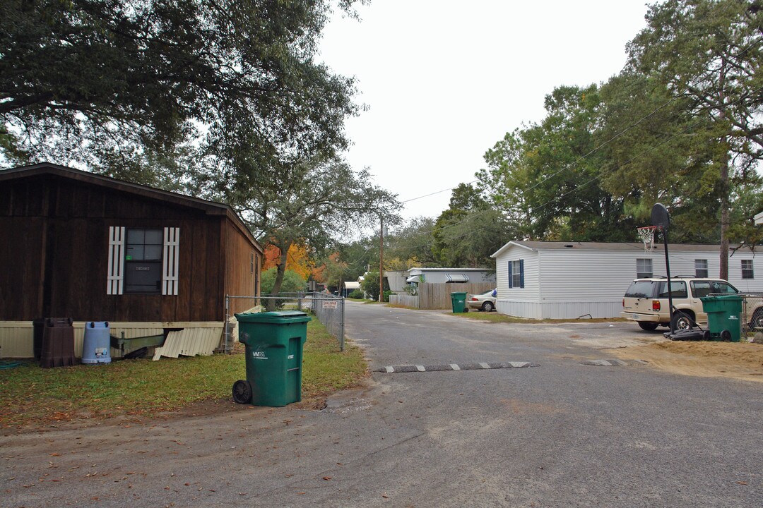 Capri Commons Mobile Home Park in Fort Walton Beach, FL - Building Photo