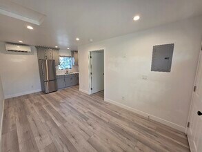 308 E Elmwood Ave in Burbank, CA - Building Photo - Building Photo