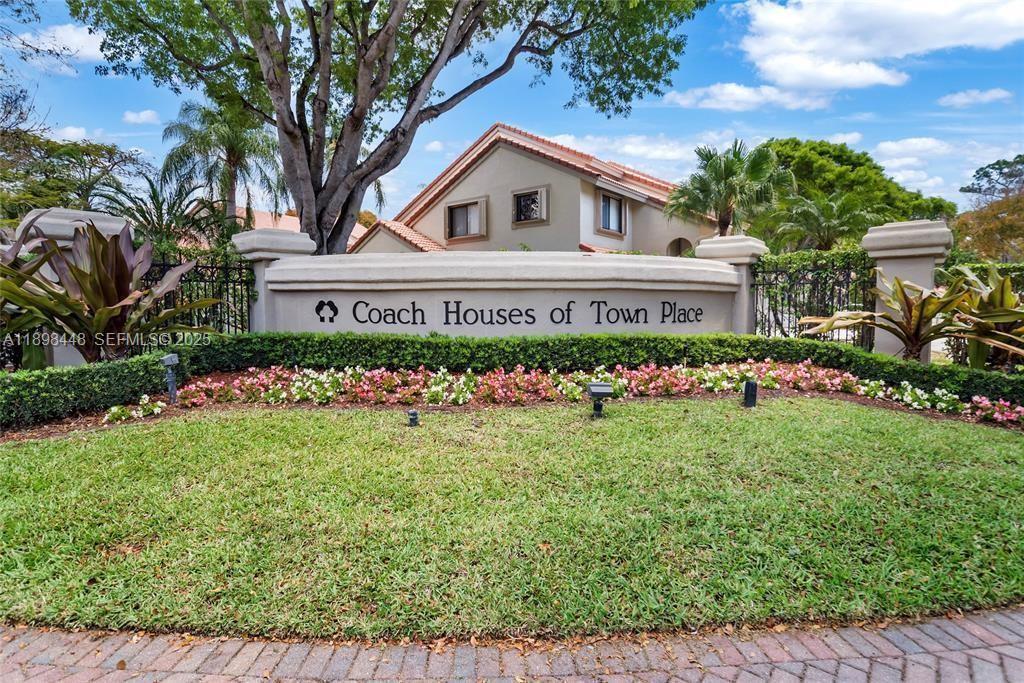 5800 Coach House Cir in Boca Raton, FL - Building Photo