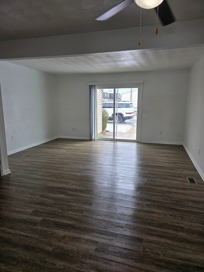 162 Chris Drive, Unit 162 in Englewood, OH - Building Photo - Building Photo