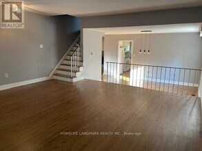 2086 Thornlea Dr in Oakville, ON - Building Photo - Building Photo