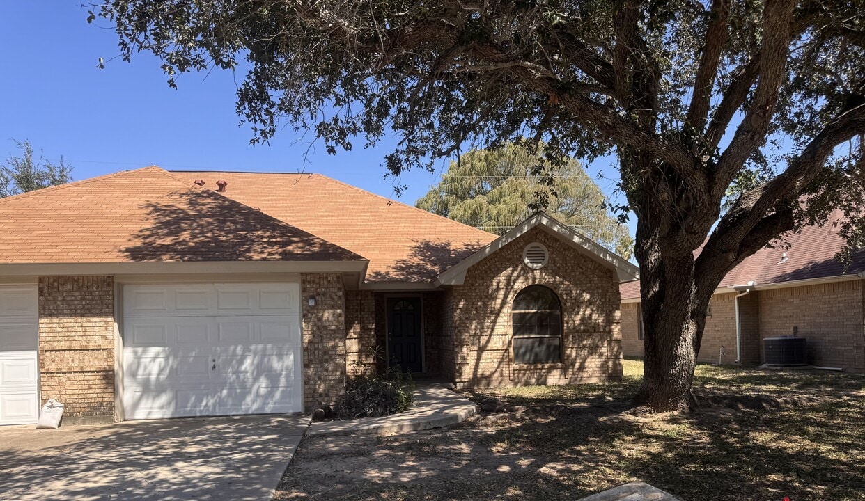 1021 Ursula St in Mission, TX - Foto de edificio