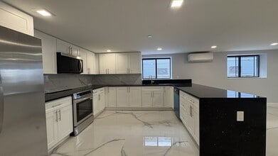 1-64 Beach 124th St, Unit 3 in Queens, NY - Building Photo - Building Photo