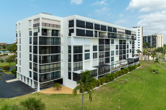 Palms of Bay Beach in Ft. Myers, FL - Building Photo - Building Photo