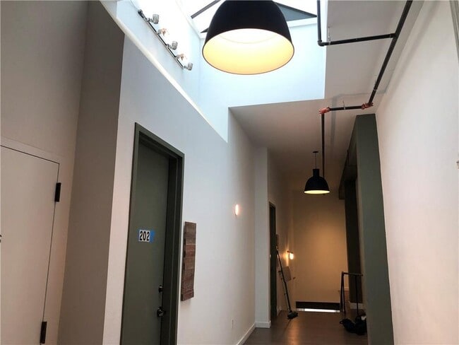 102 E 2nd St in Taylor, TX - Building Photo - Building Photo