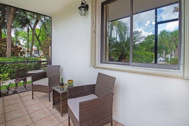 405 Lakeview Dr in Weston, FL - Building Photo - Building Photo