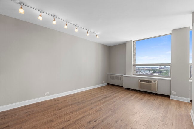 1355 N Sandburg Terrace in Chicago, IL - Building Photo - Building Photo