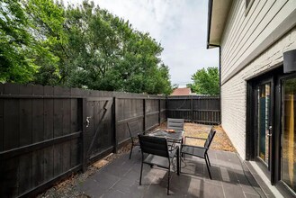 9130 Vogue Ln, Unit A in Houston, TX - Foto de edificio - Building Photo