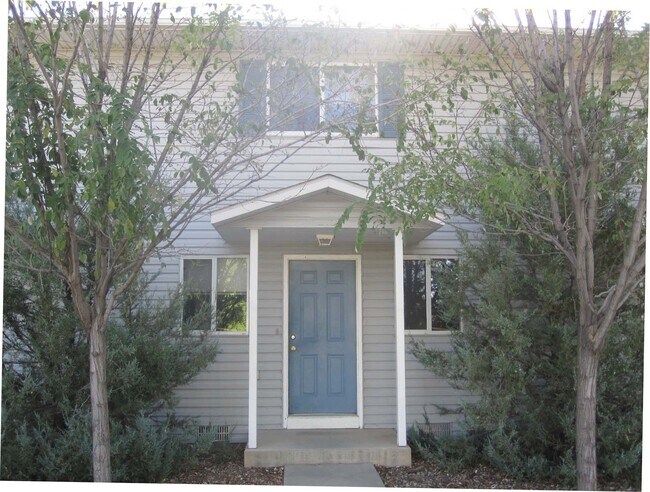 610 S Cedar St, Unit #2 in Cortez, CO - Foto de edificio - Building Photo