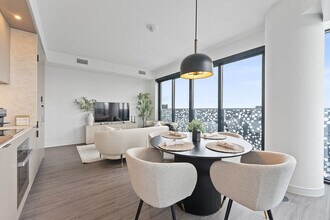 55 Charles St E in Toronto, ON - Building Photo - Building Photo