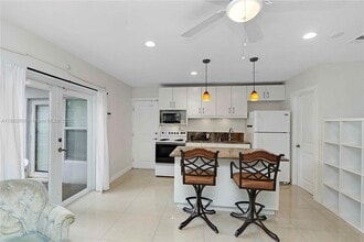 10211 SW 80th St in Miami, FL - Foto de edificio - Building Photo