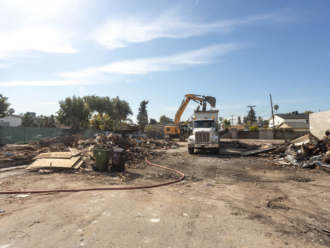 Goldfinch Apartments in North Hollywood, CA - Foto de edificio - Building Photo