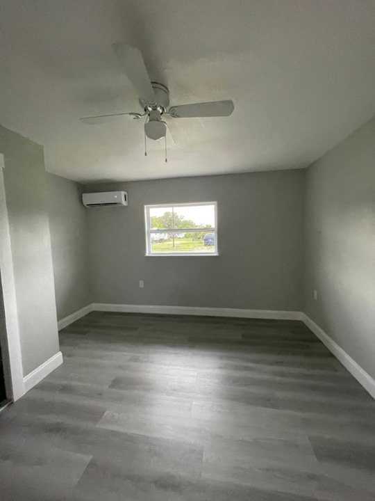 1122 Neptune Dr in Ruskin, FL - Building Photo