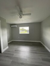 1122 Neptune Dr in Ruskin, FL - Foto de edificio - Building Photo